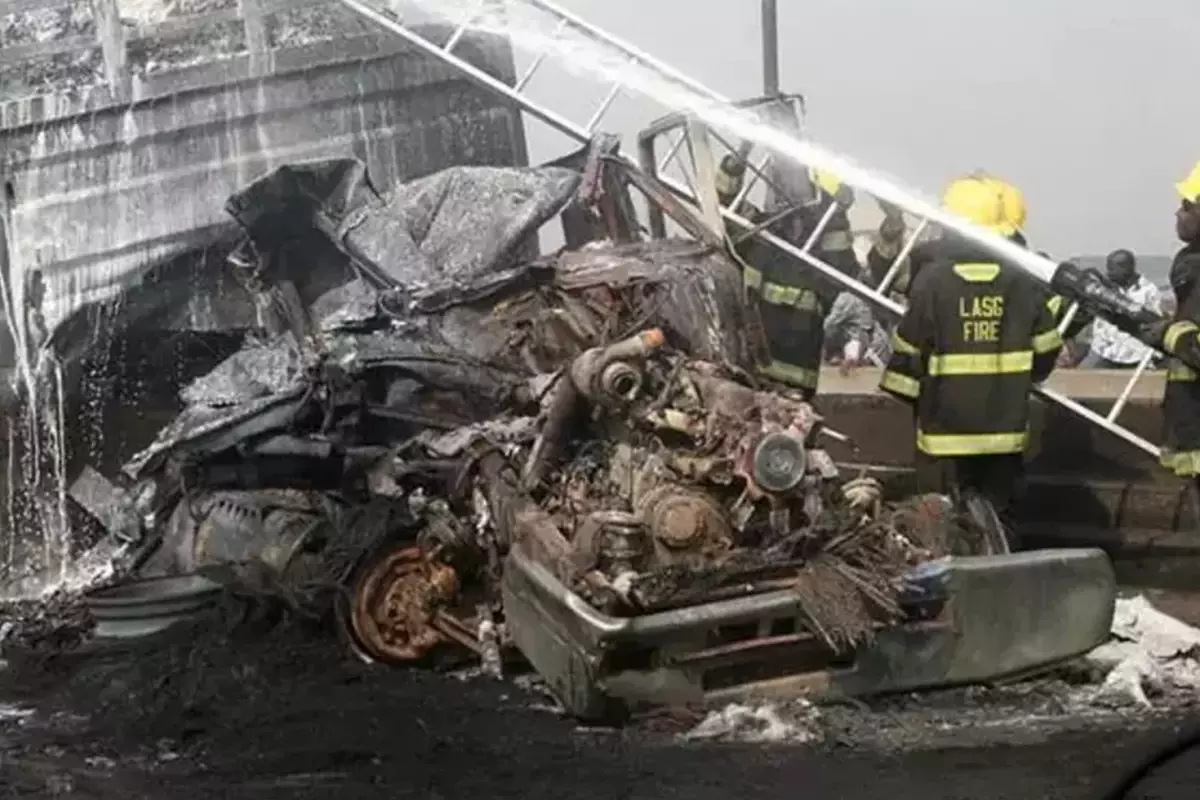 Nijerya'da trafik kazasında 18 kişi hayatını kaybetti.