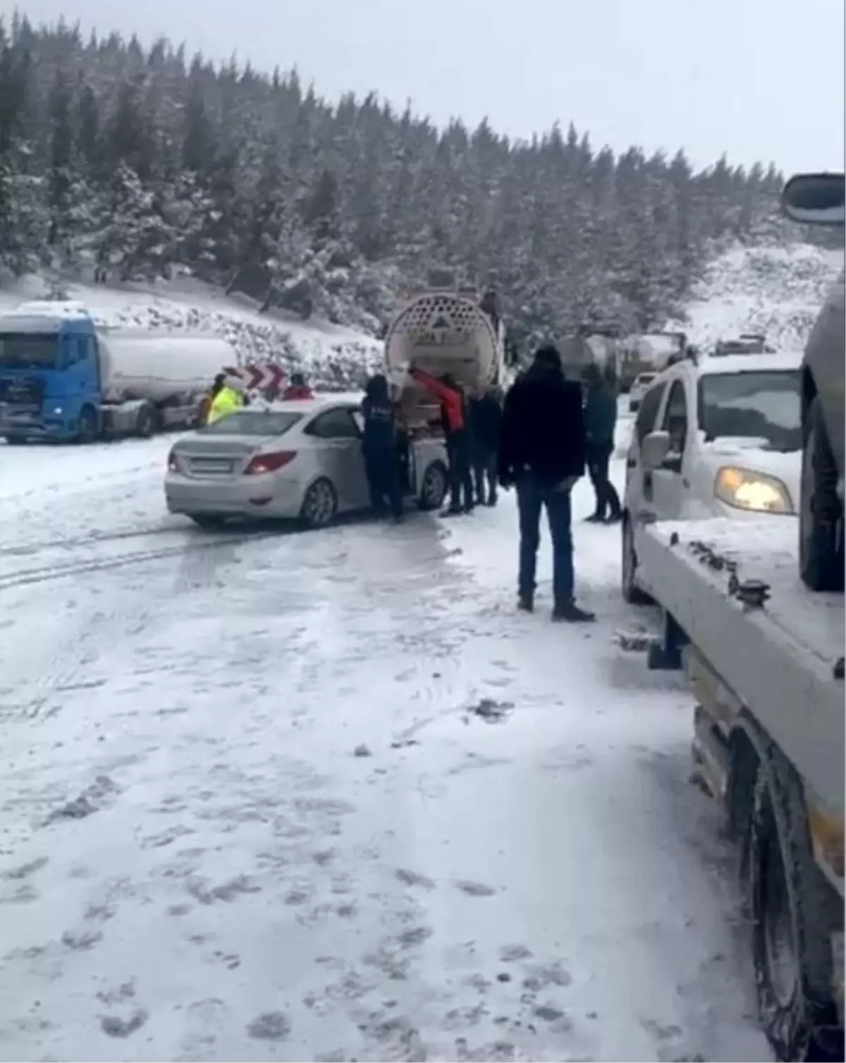 Osmaniye'de şiddetli kar yağışı zincirleme trafik kazalarına yol açtı.
