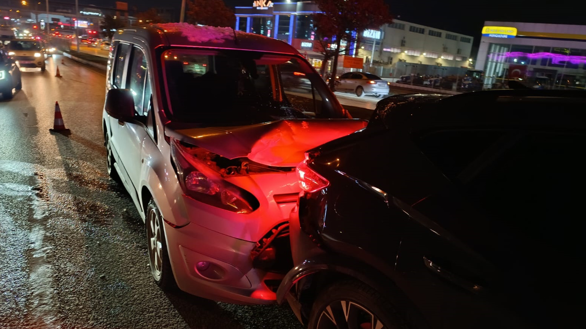 Bursa'da ciddi kaza: Geriye dönemeyip cipe çarptı! Yaralılar var...