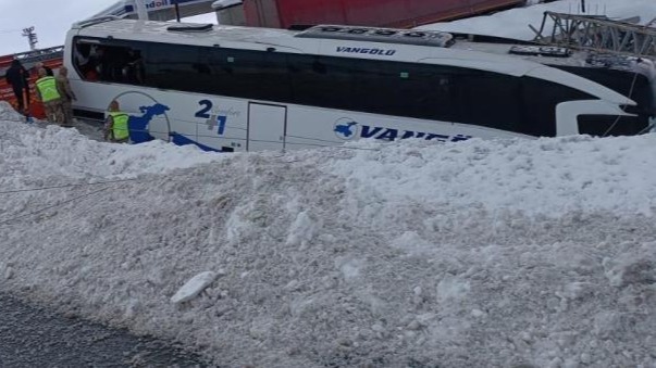 Van'da yolcu otobüsü kaza yaptı, yaralılar bulunuyor.