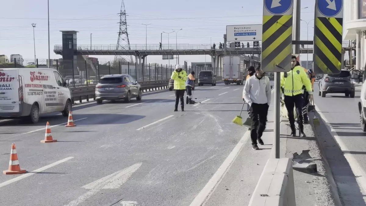 Esenyurt'ta trafik kazası: Otomobil devrildi.