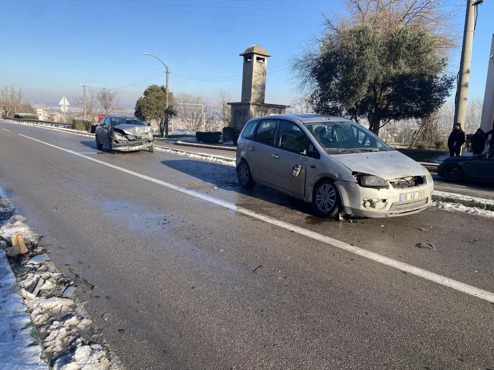 Trafik kazası Kükürtlü Caddesi'nde: 4 kişi yaralandı!