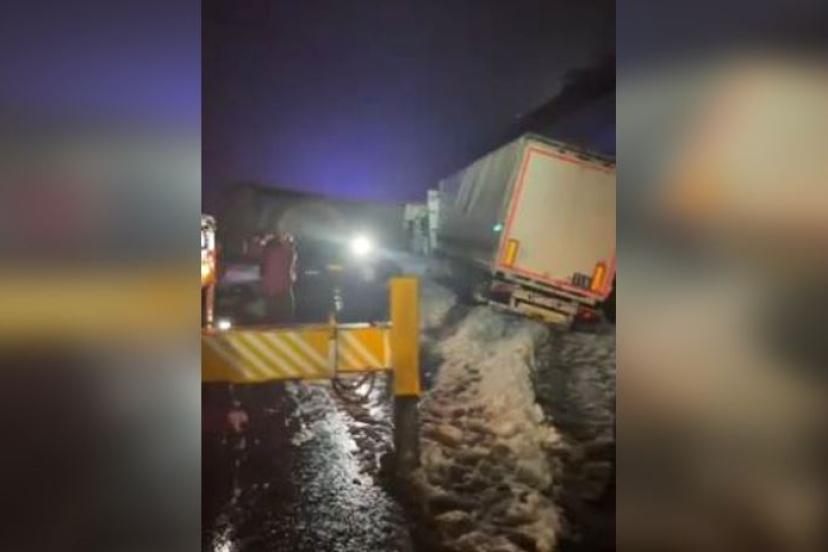 Trafik kazası zincirleme olarak otobanda gerçekleşti.