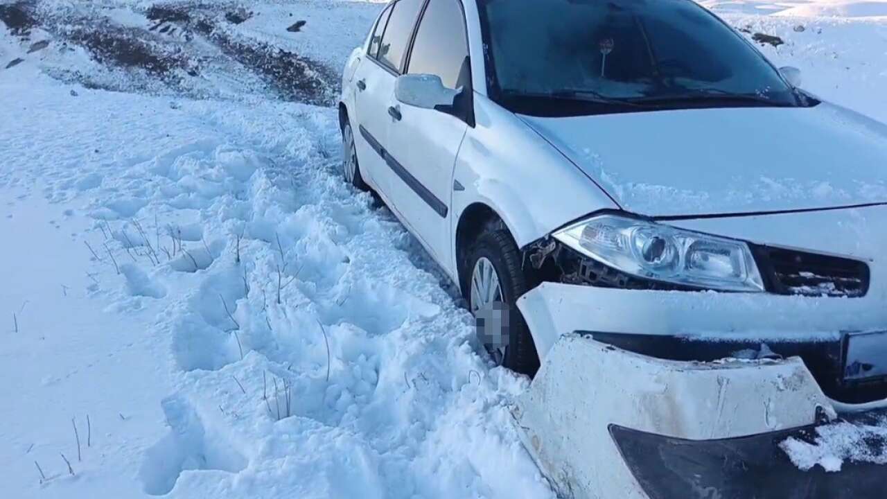 Van Başkale’de buzlanma nedeniyle otomobil şarampole uçtu
