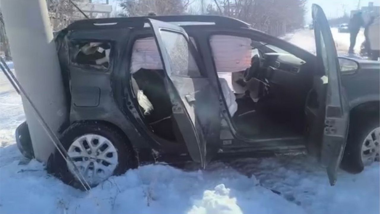 Afşin'de buzlanma sebebiyle kaza: 2 araç çarpıştı.