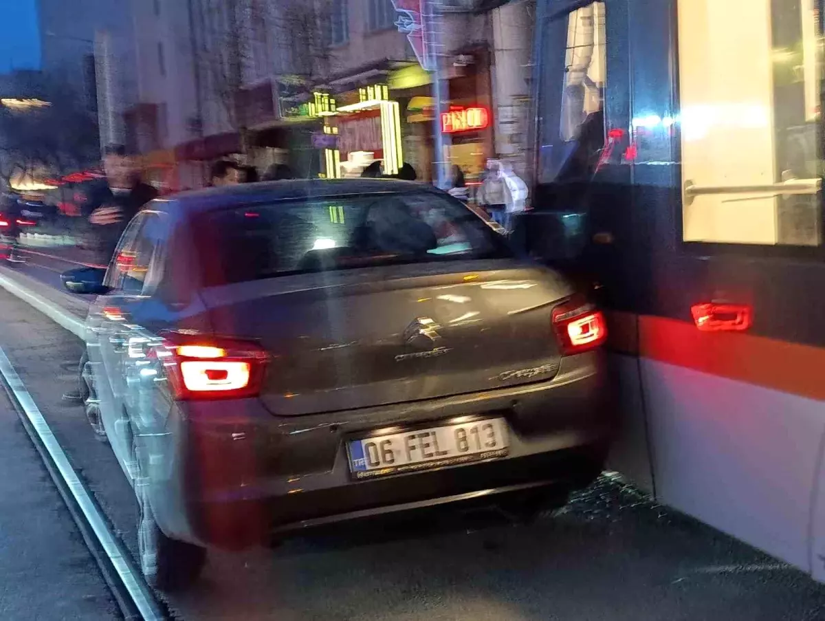 Araba, tramvayla çarpıştı ve maddi zarar meydana geldi.