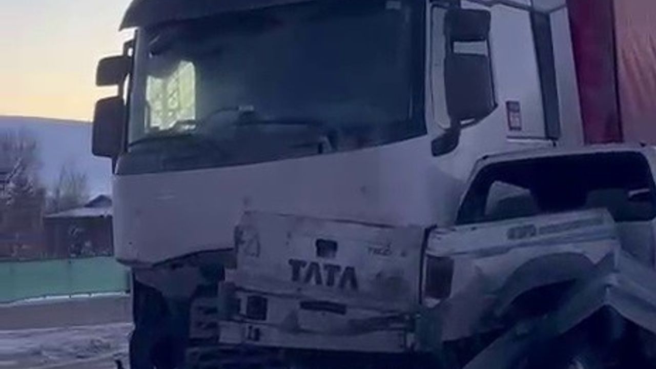 Erzurum'da karayollarındaki donmuş zemin kaza sebebi oldu.