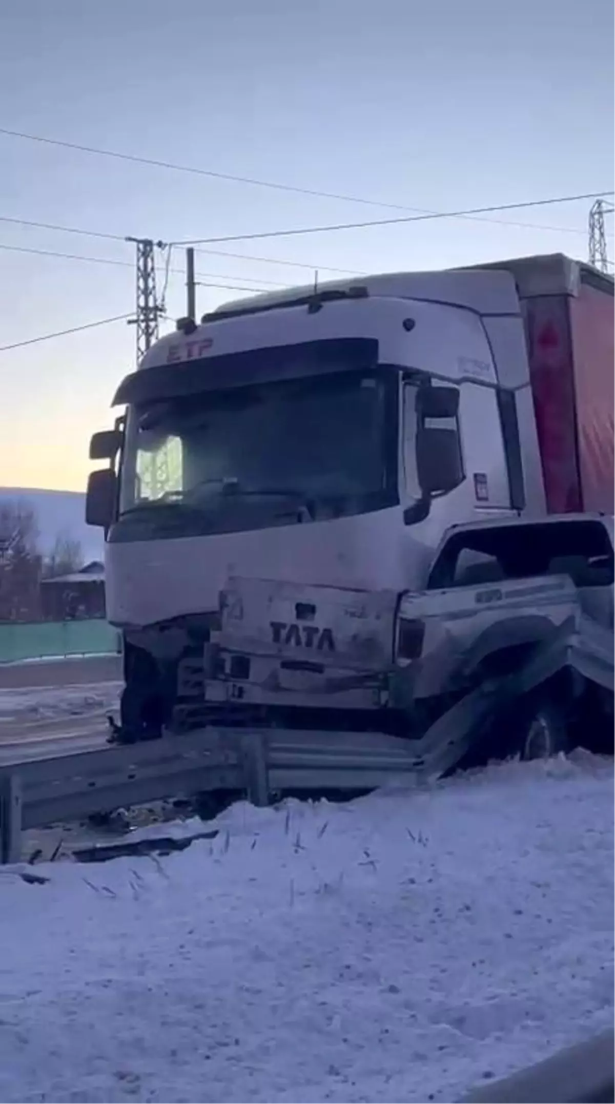 Erzurum'da yol buzlanması trafik kazalarına yol açtı.