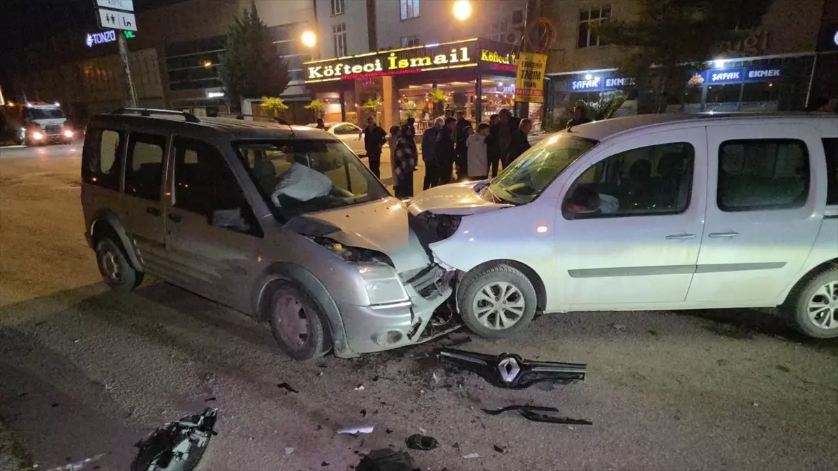 İnegöl'de Kaza: İki Kişi Yaralandı
