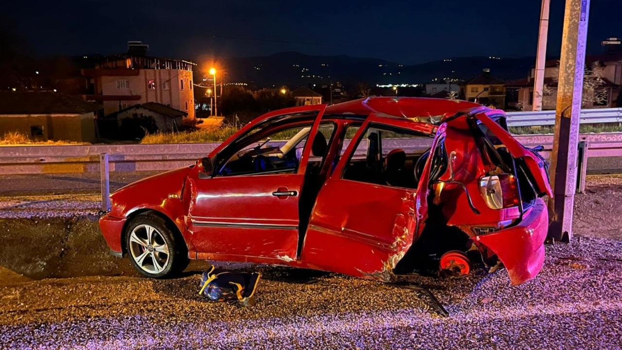 Otomobilin çarptığı elektrik direği kazada baba ve oğlun hayatını kaybetmesine neden oldu.