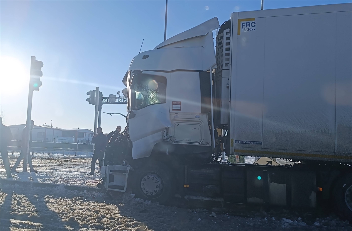 Samsun'da 3 aracın karıştığı trafik kazasında 6 kişi yaralandı.