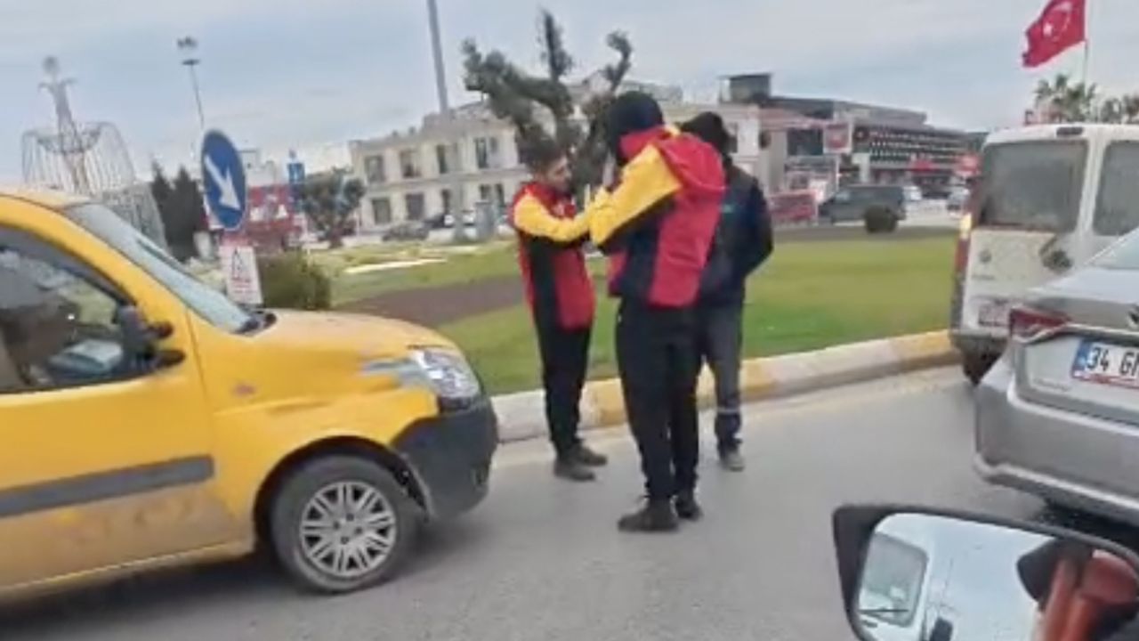Serdivan Tunatan Kavşağında maddi zararlı trafik kazası oldu.