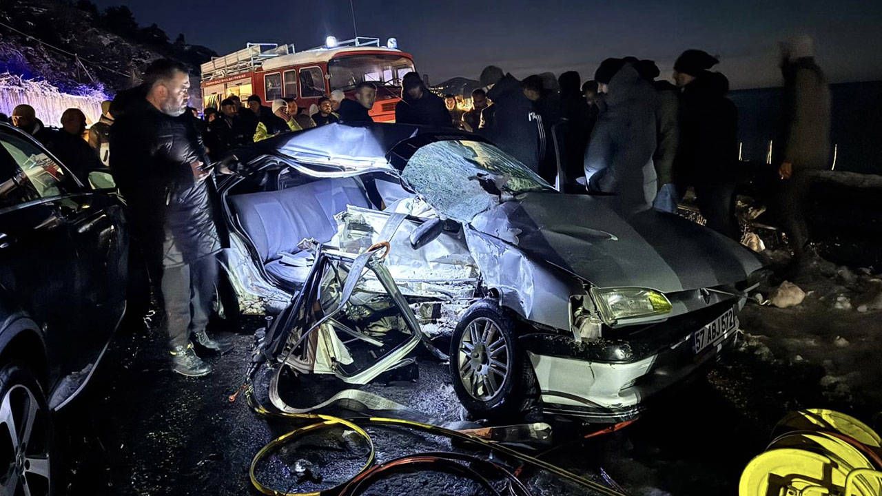 Sinop'ta kaza sonucu 3 kişi yaşamını yitirdi.