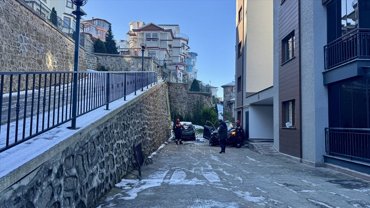 Trabzon'da, konut alanındaki araziye devrilen araç sürücüsüne zarar verdi.