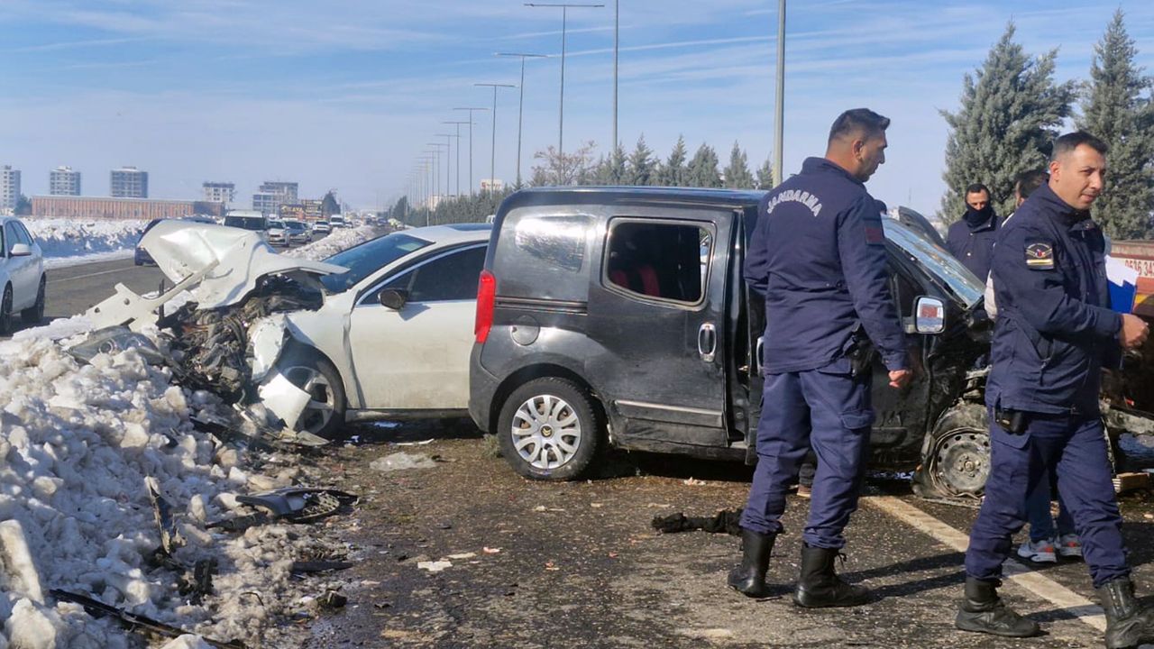 12 kişi yaralandı çünkü kaza gizli buzlanma yüzünden meydana geldi.