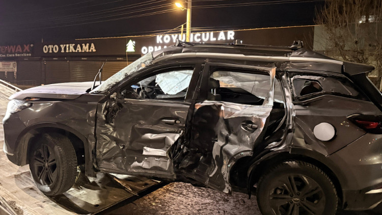 Afyonkarahisar'da tır ve otomobil çarpıştı: 1 ölü, 6 yaralı