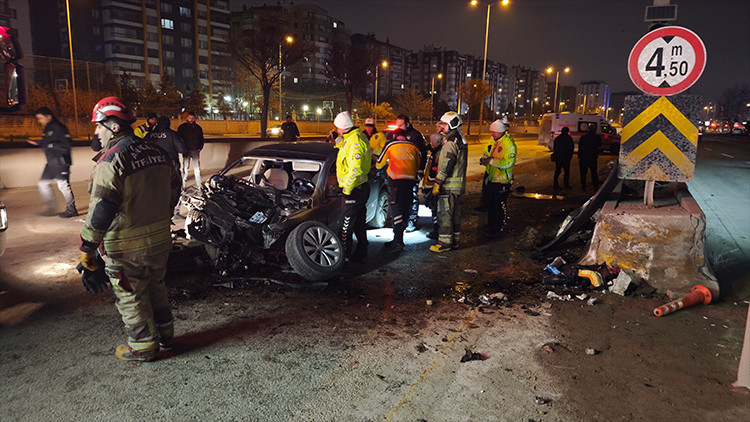 Ankara'da trajik kaza: Bariyeri aşarak minibüse çarptı, 1 ölü ve 2 yaralı var.