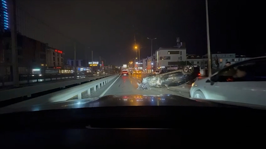 Avcılar'da arabanın 3 araca çarparak devrilmesi kamerada kaydedildi.