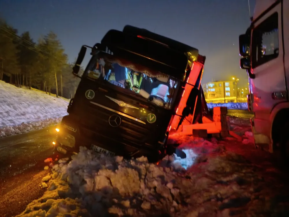 Baykan–Veyselkarani kavşağında tır, yola malzeme döktü, trafik kontrollü olarak sağlanıyor.