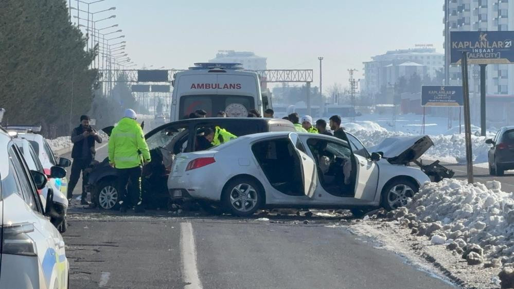 Diyarbakır'da Trafik Kazasında 12 Kişi Yaralandı