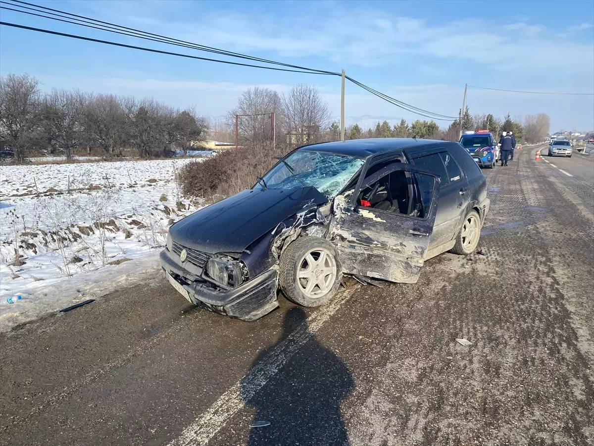 Kastamonu'da cip ile araba çarpıştı, 3 kişi yaralandı.
