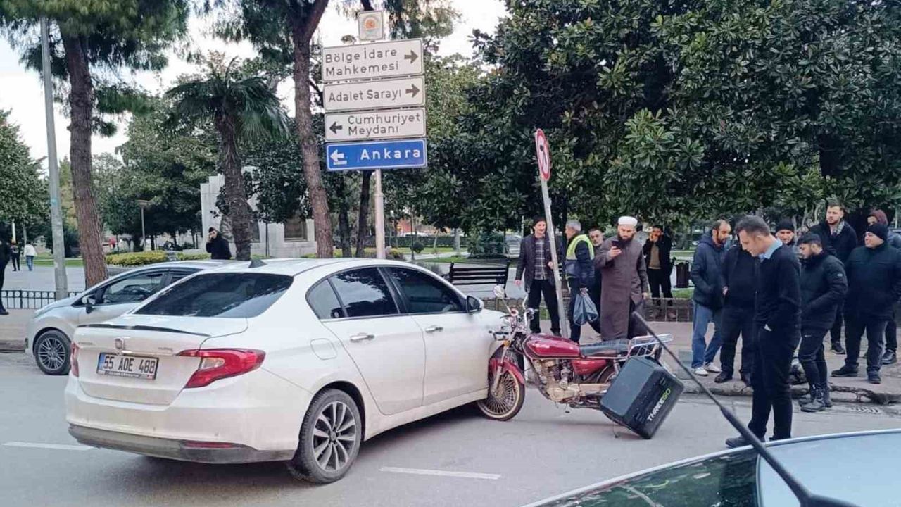 Motosiklet araca çarptı.