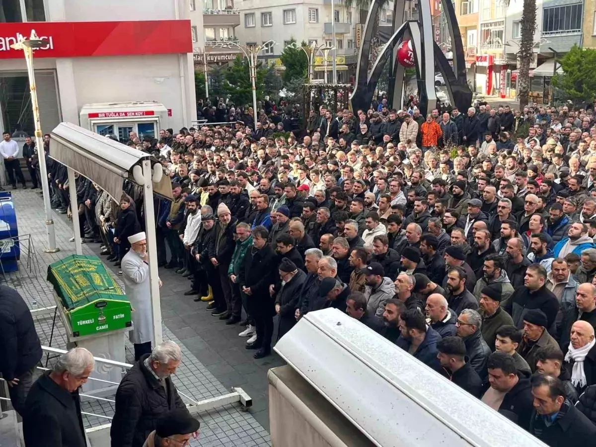Muhtarın ölümü sonrası düzenlenen cenaze töreniyle veda edildi.