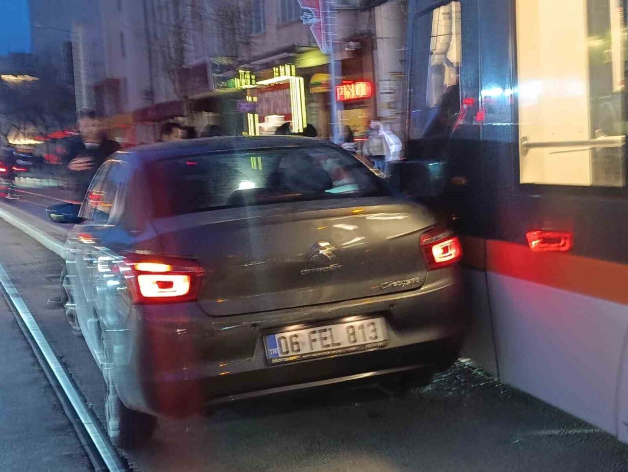 Tramvayla çarpışan araçta maddi zarar meydana geldi.