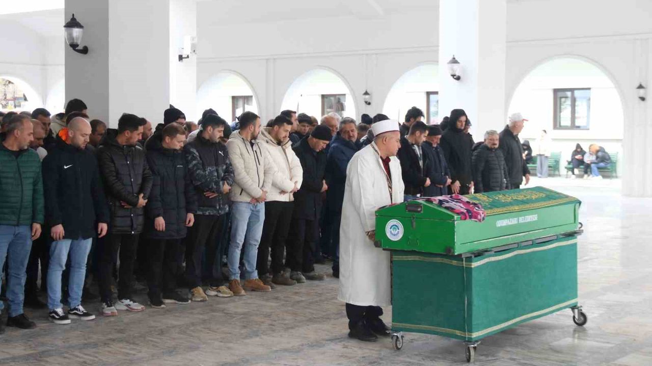 14 yaşındaki kız, trajik bir kaza sonucu yaşamını yitirdi ve defnedilmek üzere yolculuğuna çıktı.