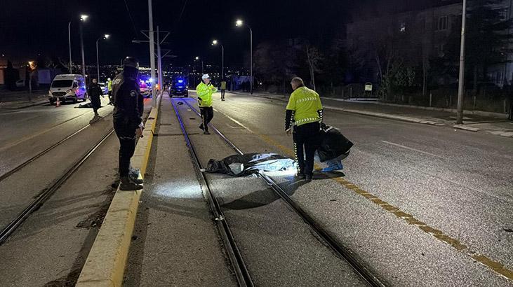 Eskişehir'de araç yayaların arasına girdi! Olay yerinden görüntüler...