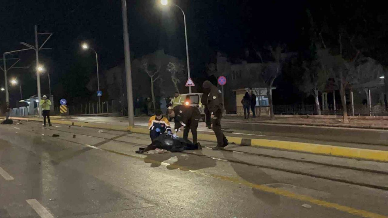 Eskişehir'de meydana gelen trafik kazasında 3 kişi hayatını kaybetti.