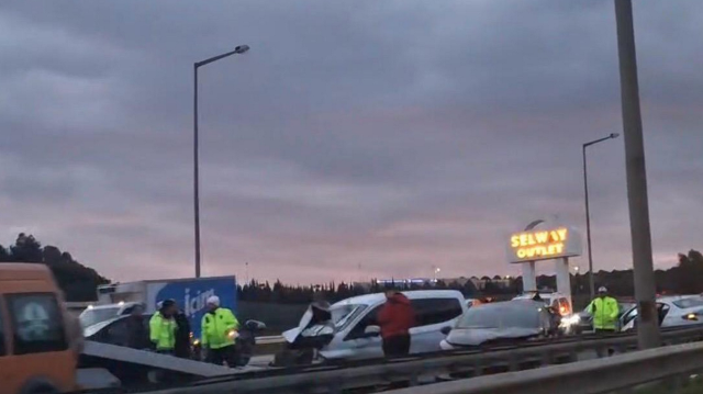 İzmir Çevre Yolu'nda endişe verici kaza: 7 kişi yaralı, trafik durdu.
