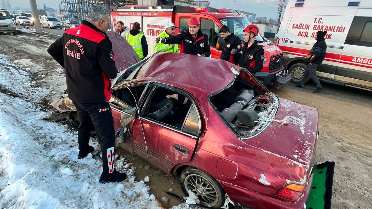 Kahramanmaraş'ta trafik kazasında bir kişi araç içinde mahsur kaldı.