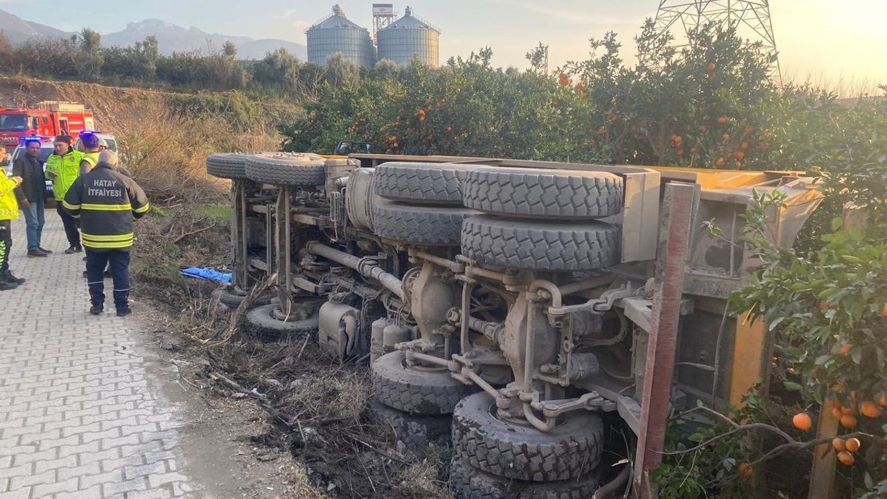 Kamyon devrildi, sürücü yaralı.