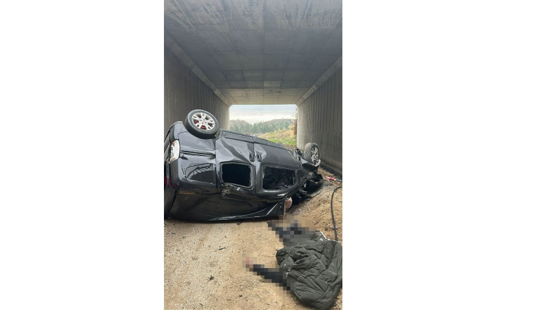 Otoyol köprüsünden düşen araçta 2 kişi hayatını kaybetti, 3 kişi yaralandı.