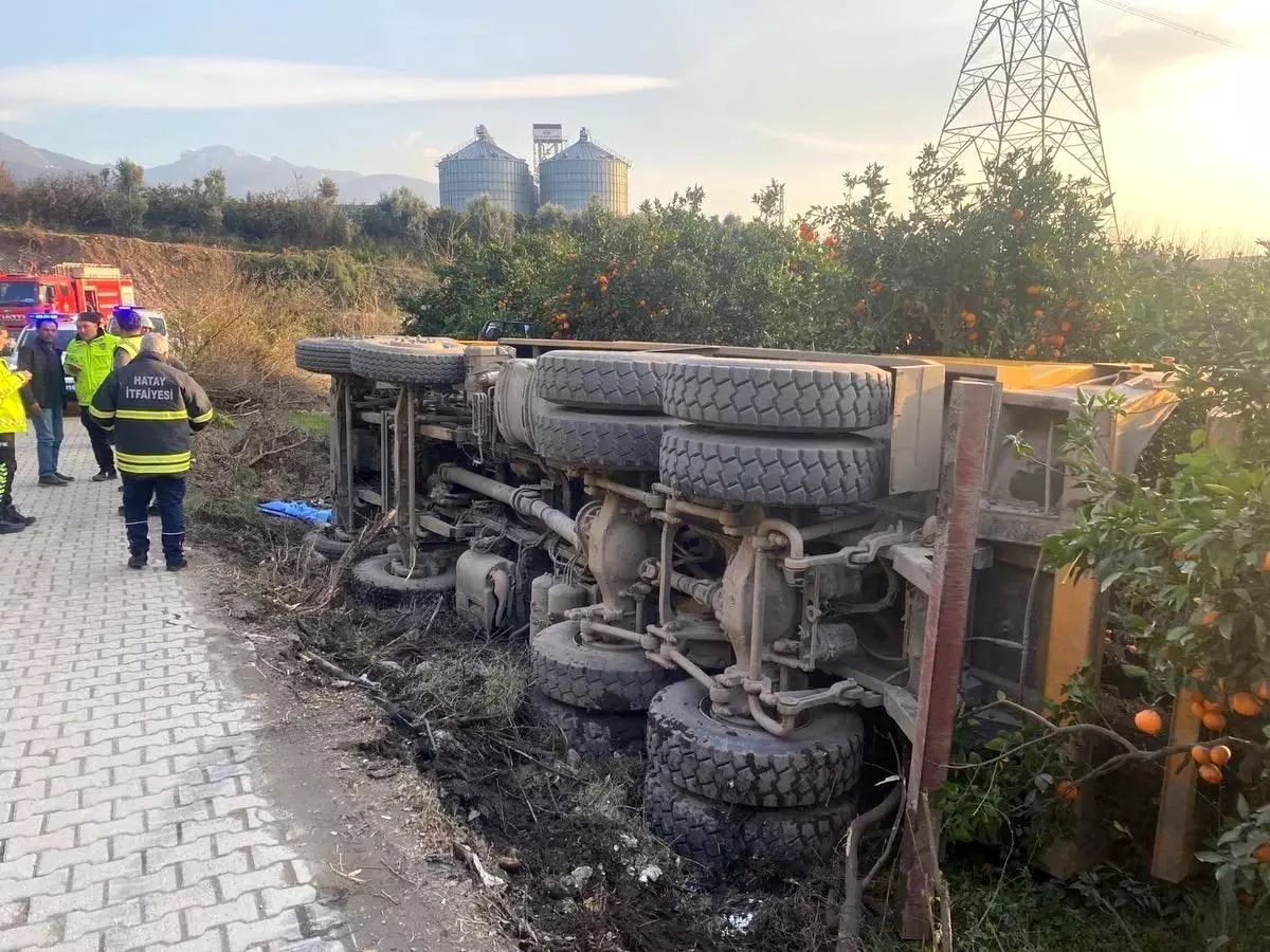 Payas'ta kaza: Devrilen kamyondaki sürücü yaralandı