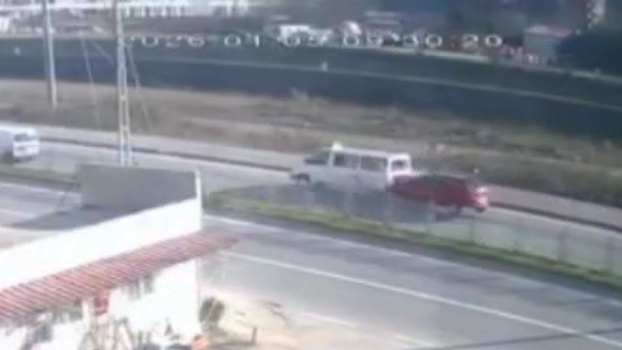 Trabzon'da dolmuştan iniş yaparken arkadan gelen araç çarptı: 3 kişi yaralandı.