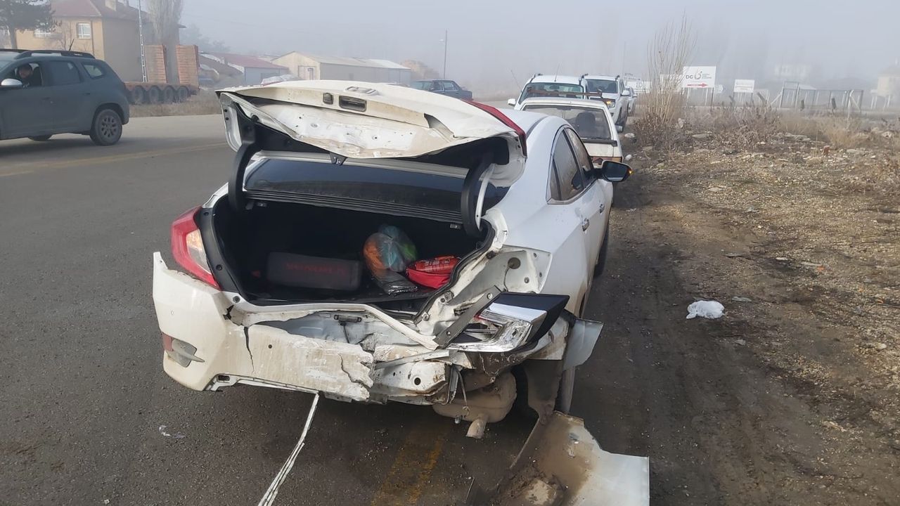 Ankara'da aynı yerde iki trafik kazası oldu, 5 kişi yaralandı.
