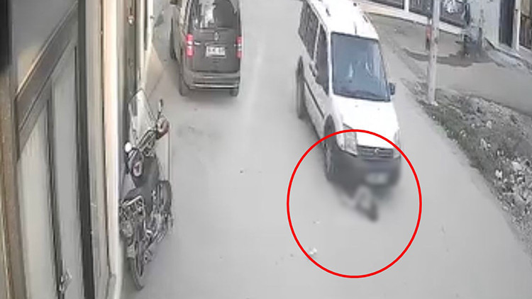 Araç altında kalan 2 yaşındaki çocuk kazaya neden oldu.