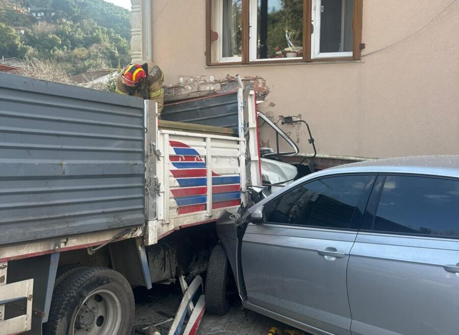 Beykoz Anadolukavağı'nda kaza: 2 kişi hayatını kaybetti, 1 kişi yaralandı.