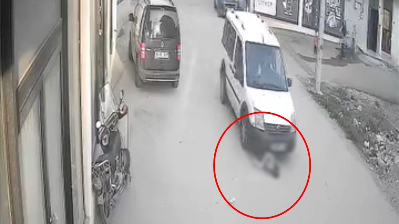 Bursa'da yola atlayan 2 yaşındaki çocuk, araç çarpması sonucu yaralandı.