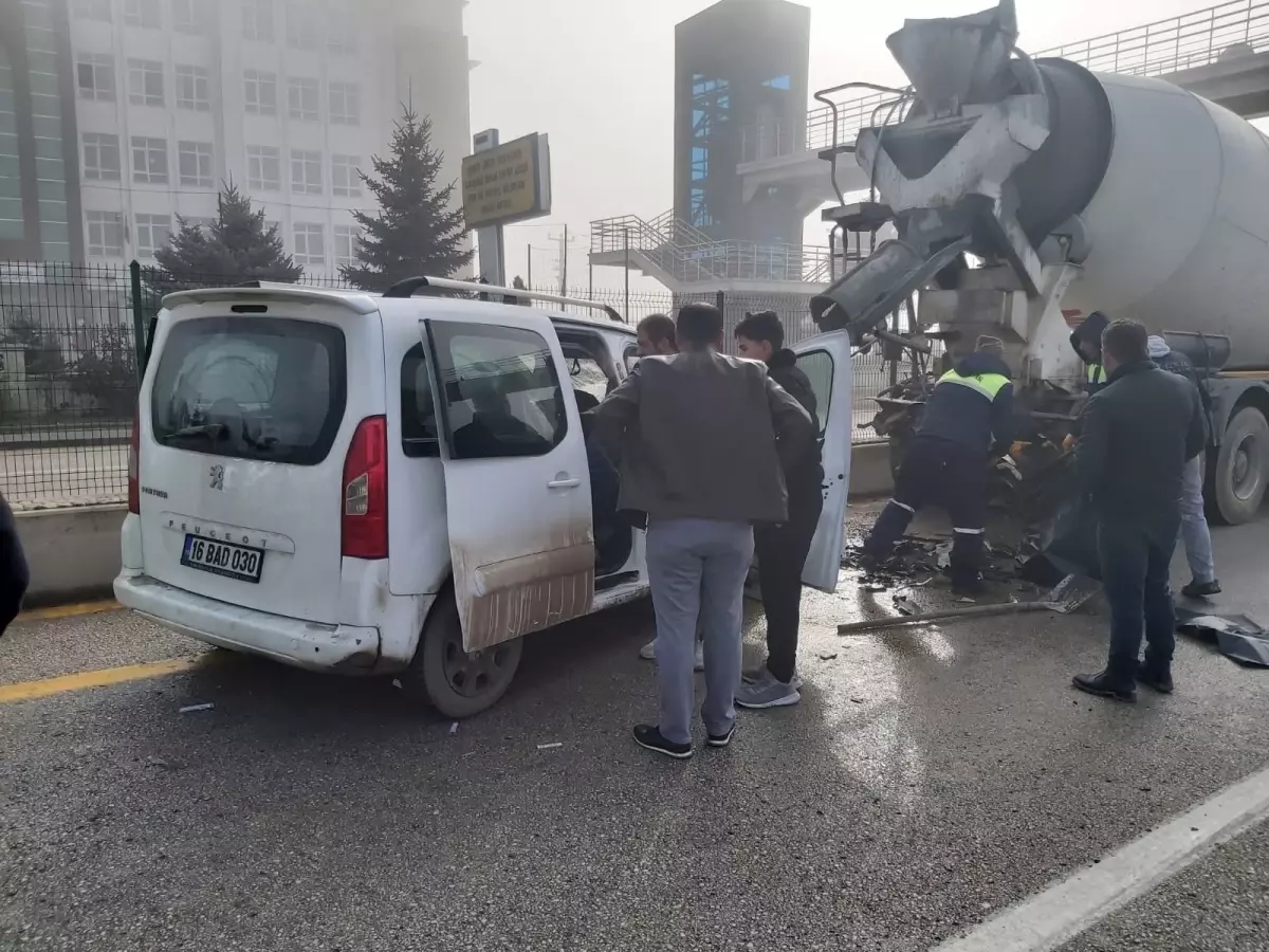 Çubuk'ta yoğun sis nedeniyle trafik kazası: 5 kişi yaralandı.