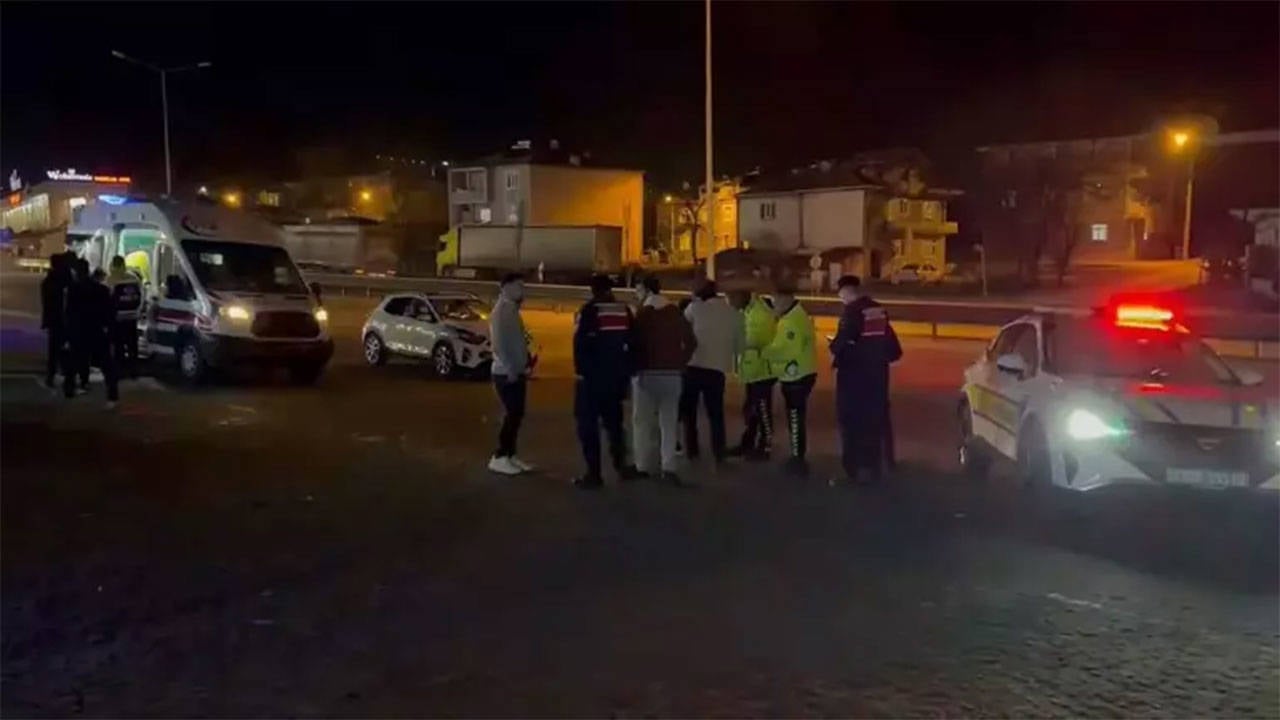 İnegöl'de araçlar zincirleme çarpıştı: 1 çocuklu 3 yaralı.