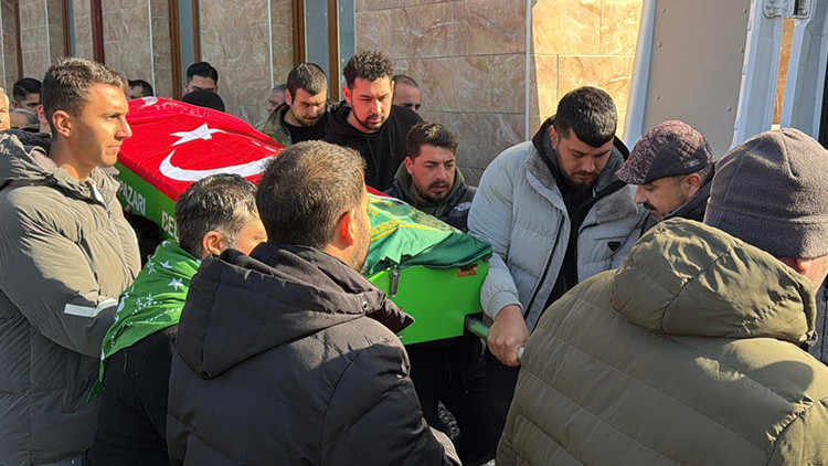 Kazaya neden olan olayda 3 kişi hayatını kaybetti! 21 yaşındaki Eray göz yaşları arasında defnedildi.