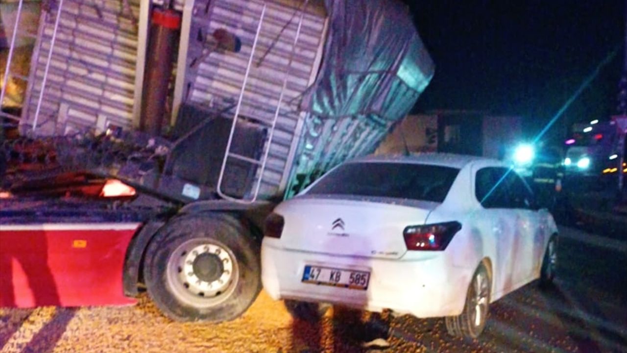 Mardin Kızıltepe'de trafik kazasında 2 tır ve bir otomobil çarpıştı, 1 kişi yaralandı.