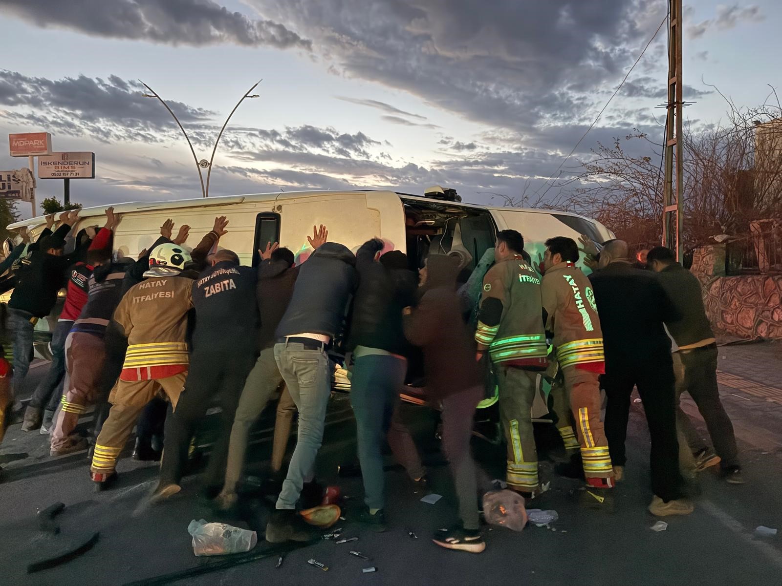 Arsuz'da kaza sonucunda 18 kişi yaralandı.