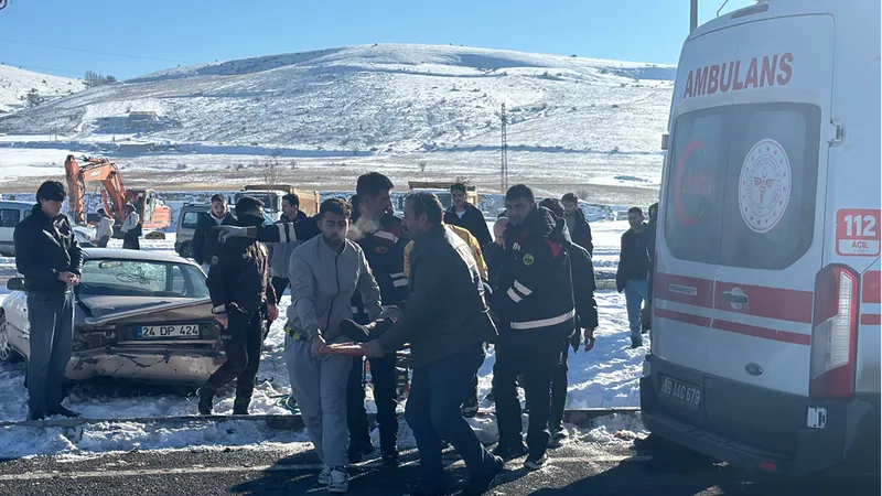 Bayburt'ta zincirleme kaza sonucu 7 kişi yaralandı.
