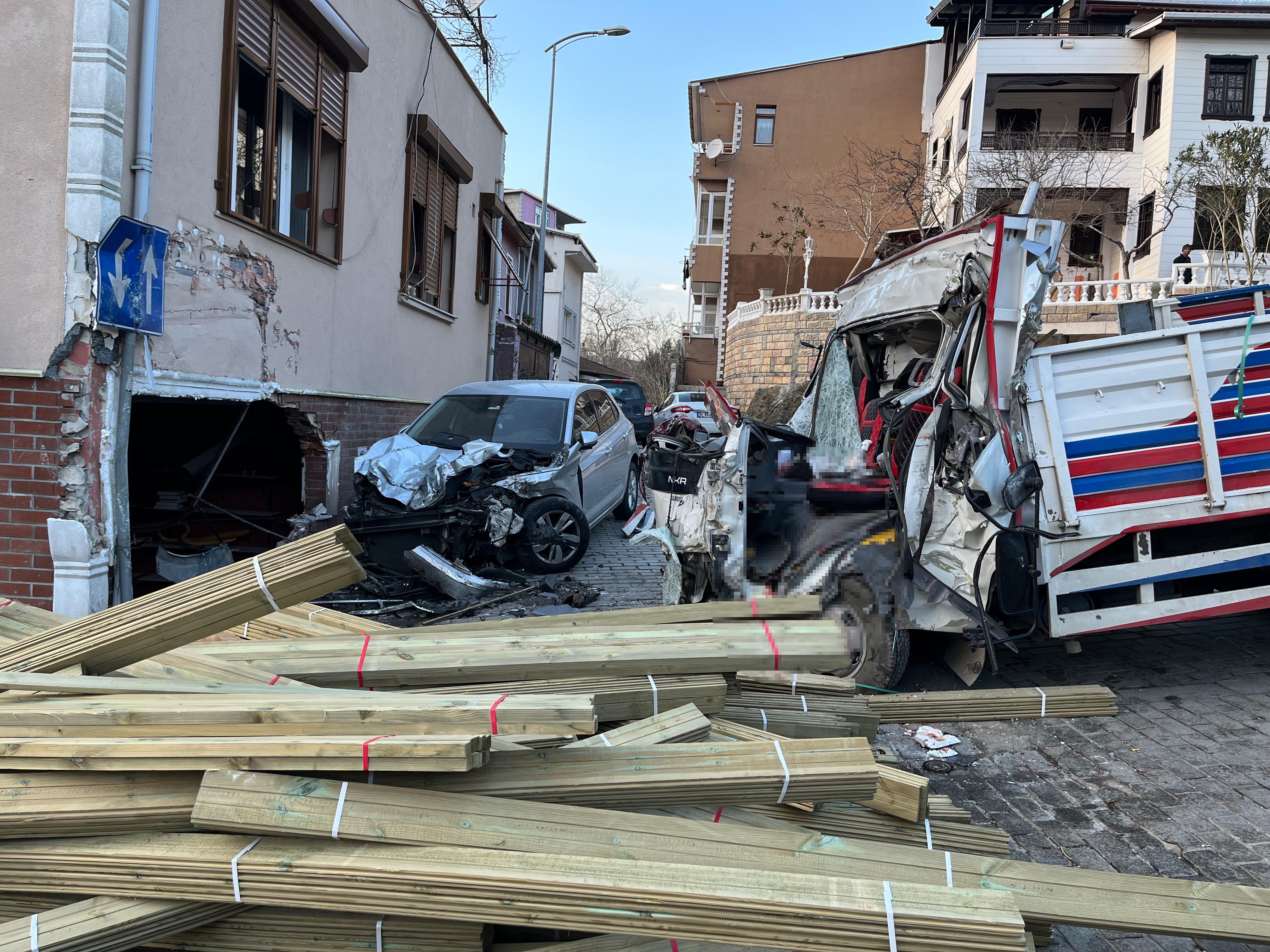 Beykoz'da trajik olay: Kamyon mağazaya çarptı, 2 ölü.