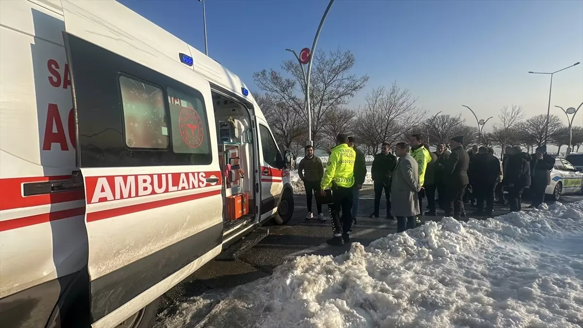Erciş'te Kaza: 2 Kişi Yaralı