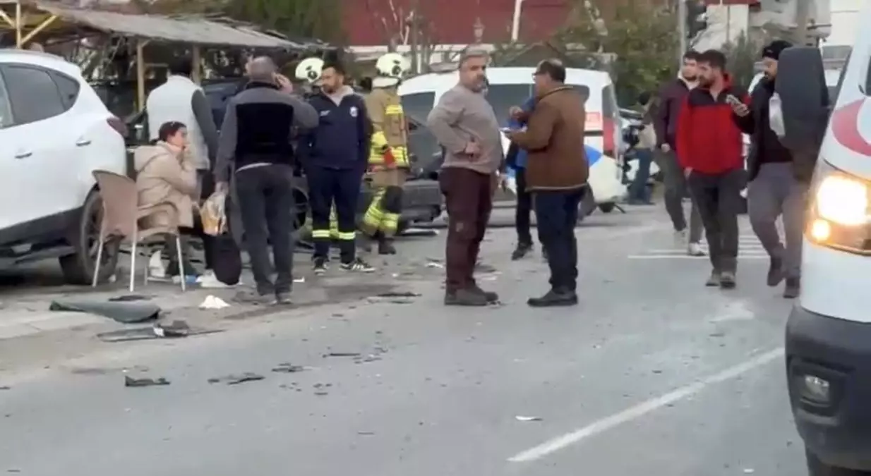 Hatay'da meydana gelen zincirleme kaza sonucu 1'i ağır olmak üzere toplam 11 kişi yaralandı.